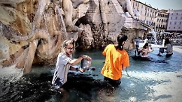Roma, Ultima Generazione colora di nero l'acqua della Fontana del Bernini