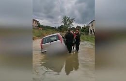 Ravenna, sommozzatori della polizia salvano anziano bloccato in auto 