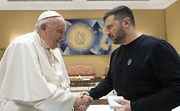 Il Papa dona a Zelensky scultura con ramoscello della pace