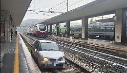 Fabriano, con auto finisce sui binari della stazione