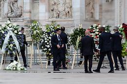 Berlusconi, tutto pronto per i funerali di Stato: piazza Duomo piena di fan e curiosi