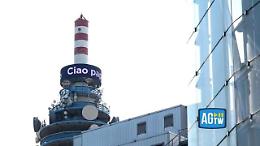 Sulla Torre Mediaset le scritte «Ciao papà» e «Grazie Silvio»