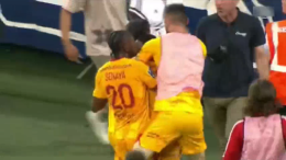 Bordeaux, ultrà entra in campo e aggredisce un giocatore: portato in ospedale