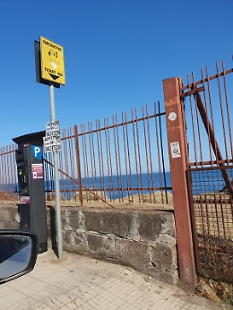 Aci Castello: &laquo;Come si accede al mare?&raquo;