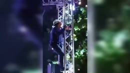 Al Bano, a 80 anni si arrampica sul traliccio durante il concerto: il pubblico impazzisce