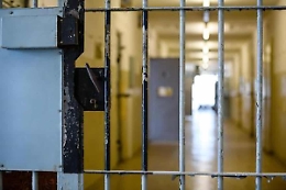 L'evasione da film del detenuto del carcere di Barcellona: si è calato con le lenzuola annodate