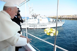 Il Papa: "Le stragi in mare la vergogna della società"