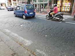 Catania, strisce pedonali sbiadite in Piazza Michelangelo