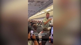 Un turista vuole aprire il portellone e scatena il panico su un volo Ryanair