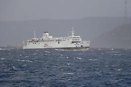 Cade in mare dalla nave traghetto, giallo nello Stretto di Messina