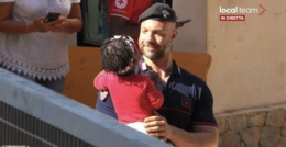 Il "Gigante buono" e la bimba dell'hotspot: «Non la dimenticherò mai»