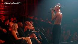 Al gala dei video di Mtv, il bacio di Taylor Swift a Damiano durante l'esibizione