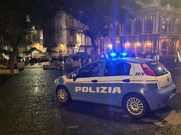 Preparavano fuochi d'artificio in piazza Federico di Svevia: scoperti e messi in fuga dalla Polizia