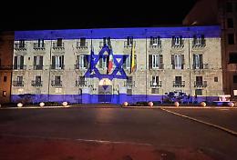 La bandiera di Israele sulla facciata di Palazzo d'Orléans