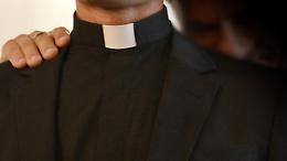 Sacerdote-giornalista molesta un collega nei giorni del Conclave, ora rischia il processo per violenza sessuale