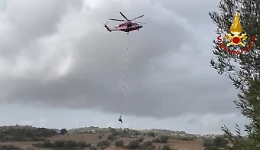 Bovino finisce in un burrone a Noto: salvato con un elicottero dei vigili del fuoco