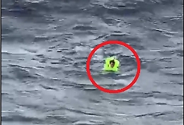 La barca sta per affondare, naufraghi tedeschi salvati