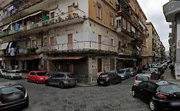Napoli, sparatoria in centro: gambizzato 18enne, ferita per errore una donna