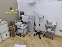 L'estetista "abusiva" esercitava a Francofonte: multata dalla Gdf e attrezzatura sequestrata