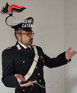 «Ti ammazzo e ti sciolgo nell'acido», la folle violenza di un uomo convinto che la sua compagna lo tradisse: arrestato