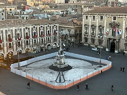 Ingabbiato il liotru, al via i lavori per la nuova pavimentazione