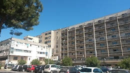 Speronato mentre va in bici, picchiato e poi gli buttano addosso liquido urticante: arrestati il suocero e il cognato