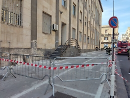 Tribunale di Catania, le lastre pericolanti del prospetto rimosse dai vigili del fuoco