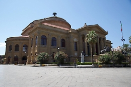 Preso dai vigilanti mentre razziava attrezzature dal Teatro Massimo di Palermo: arrestato