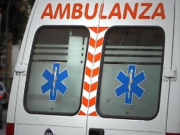 Tre ruote travolto da un camion: muore una donna, gravissimo il compagno