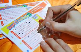 Superenalotto, gioca 2 euro e vince 110 milioni: vincita record a Napoli