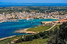 A Favignana è vietato passeggiare in costume da bagno: l'ordinanza del sindaco