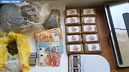 Librino: arriva la polizia, butta giù dal balcone un borsone pieno di droga e contanti