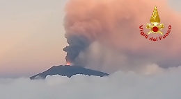 Eruzione dell'Etna: il video dall'elicottero Drago 142 dei Vigili del Fuoco