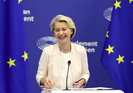 Ursula von der Leyen rieletta presidente della Commissione europea: il voto "spacca" la maggioranza in Italia