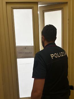 Va in questura per una denuncia e nell'attesa si fuma uno spinello: segnalato un 35enne