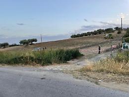 Ferito in testa a bastonate reagisce sparandogli a una gamba