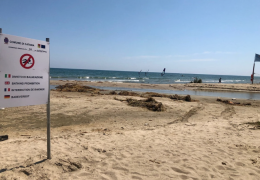 Il mare "chiuso" della Plaia e la chiazza al largo di piazza Europa tra depuratori fantasma e il paradosso dei dati ufficiali