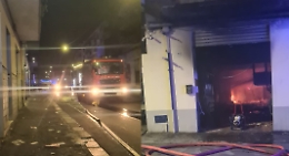 Fiamme in una carrozzeria in via XXXI Maggio: evacuate abitazioni vicine