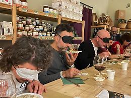 Una cena al buio per riscoprire il “senso” del cibo e i prodotti siciliani