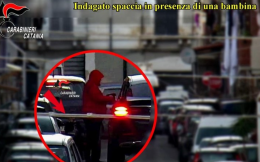 Lo spaccio di droga con i figli in braccio: per i bambini "è il lavoro di papà"