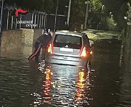 Resta bloccata in auto durante il nubifragio nel Catanese e chiede aiuto ai carabinieri: soccorsa