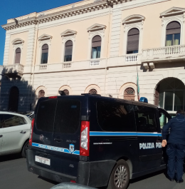 Tenta di lanciare un involucro con la droga dentro il carcere in piazza Lanza: arrestato