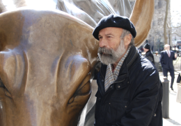 Cercano di rubare le statue di Arturo Di Modica a Vittoria, condannati due albanesi: ma tornano in libert&agrave;