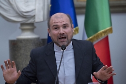 Papa, mons. Ambarus rivela: «Mi ha dato 200mila euro per i detenuti»