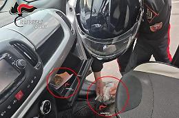 Carabinieri in moto bloccano due pusher "ben forniti" in via Garibaldi