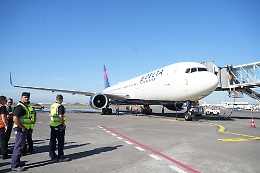 Arrivato a Catania il primo volo Delta da New York: cerimonia d'accoglienza in aeroporto