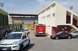 Si arrampica su una torre dello stadio dopo aver aggredito due vigili urbani ad Acireale: arrestato