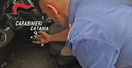 Tentano di rubare un'auto con grimaldelli e chiavi alterate: scoperti e denunciati dai carabinieri