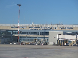 Aeroporto di Palermo, protesta contro il caro voli: &laquo;Tornare a casa per le feste &egrave; un diritto negato&raquo;