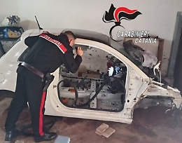 Un'auto rubata e droga trovati nell'abitazione di di uomo a Belpasso: denunciato